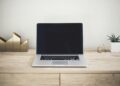 Werkzoekende bekijkt vacatures op een laptop aan de keukentafel