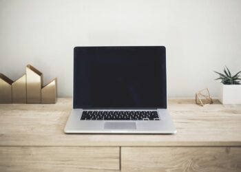 Werkzoekende bekijkt vacatures op een laptop aan de keukentafel