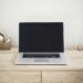 Werkzoekende bekijkt vacatures op een laptop aan de keukentafel