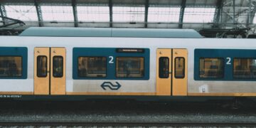Trein van NS langs een perron op een Nederlands station