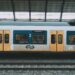 Trein van NS langs een perron op een Nederlands station