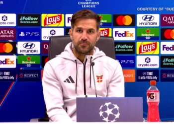 Cesc Fàbregas, trainer van Como, op een persconferentie van de Champions League