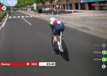 Filippo Ganna in de Italiaanse kampioenstrui tijdens een tijdrit in de Vuelta