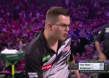 Gian van Veen op het podium tijdens de halve finale van het WK darts 2026 tegen Gary Anderson