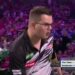 Gian van Veen op het podium tijdens de halve finale van het WK darts 2026 tegen Gary Anderson