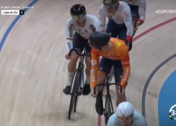 Harrie Lavreysen in oranje tenue naast Maximilian Dörnbach in de keirinfinale van het WK baanwielrennen in Shanghai