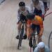 Harrie Lavreysen in oranje tenue naast Maximilian Dörnbach in de keirinfinale van het WK baanwielrennen in Shanghai