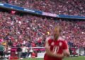 Harry Kane juicht in het shirt van Bayern München voor een volle tribune