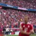 Harry Kane juicht in het shirt van Bayern München voor een volle tribune