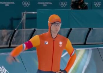 Jenning de Boo in het oranje schaatspak bij de olympische 500 meter in Milaan