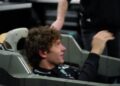Kimi Antonelli in de stoel van zijn Mercedes tijdens het aanpassen van de cockpit