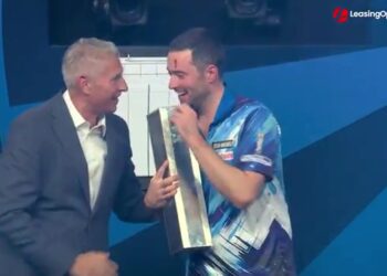Luke Humphries met de trofee van de World Grand Prix in Leicester