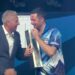 Luke Humphries met de trofee van de World Grand Prix in Leicester