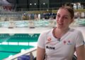 Zwemster Marrit Steenbergen in een interview aan de rand van een zwembad