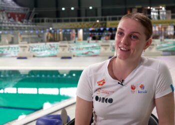 Zwemster Marrit Steenbergen in een interview aan de rand van een zwembad