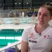 Zwemster Marrit Steenbergen in een interview aan de rand van een zwembad