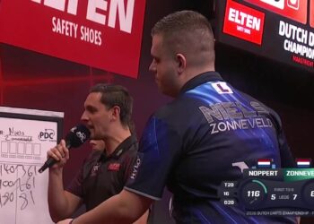 Darter Niels Zonneveld met zijn naam op het shirt naast de scheidsrechter tijdens de finale in Maastricht