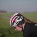 Sandrine Tas op de racefiets tijdens een training, met haar naam op de helm