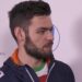 Sjinkie Knegt in een Nederlands trainingsjack tijdens een interview bij een wereldbekerwedstrijd shorttrack