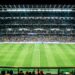 Voetbalwedstrijd in een volle stadion bij avondlicht