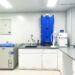 Wasmachines naast elkaar in een testlaboratorium