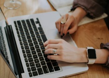 Iemand vult op een laptop een online meldformulier in