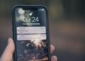 Smartphone met een noodmelding op het scherm