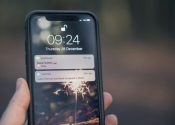 Smartphone met een noodmelding op het scherm
