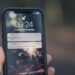 Smartphone met een noodmelding op het scherm