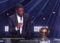 Ousmane Dembélé spreekt het publiek toe naast de Gouden Bal bij de uitreiking van 2025