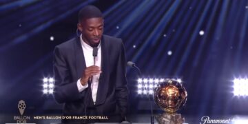 Ousmane Dembélé spreekt het publiek toe naast de Gouden Bal bij de uitreiking van 2025