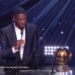 Ousmane Dembélé spreekt het publiek toe naast de Gouden Bal bij de uitreiking van 2025