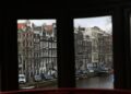Rij Nederlandse rijtjeshuizen in een woonstraat