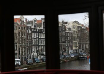 Rij Nederlandse rijtjeshuizen in een woonstraat