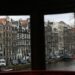 Rij Nederlandse rijtjeshuizen in een woonstraat