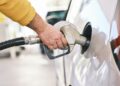Een auto wordt getankt bij een tankstation