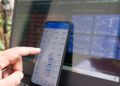 Smartphone met een app voor cryptomunten