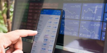 Smartphone met een app voor cryptomunten