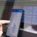 Smartphone met een app voor cryptomunten