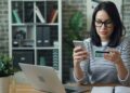 Bankapp op een telefoon met een overboeking die wordt klaargezet