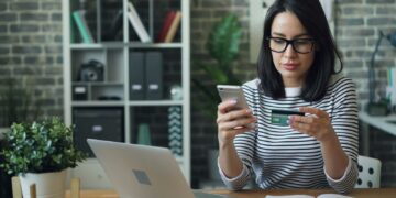 Bankapp op een telefoon met een overboeking die wordt klaargezet
