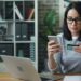 Bankapp op een telefoon met een overboeking die wordt klaargezet