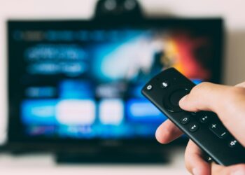 Iemand kijkt met de afstandsbediening in de hand naar een streamingdienst op tv
