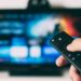 Iemand kijkt met de afstandsbediening in de hand naar een streamingdienst op tv
