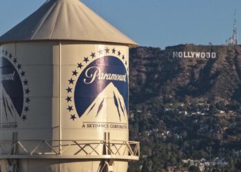 Watertoren van Paramount met het Hollywood-bord op de heuvel erachter