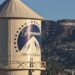 Watertoren van Paramount met het Hollywood-bord op de heuvel erachter