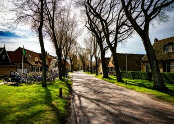 Rijtjeshuizen in een Nederlandse woonstraat met koopwoningen