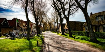 Rijtjeshuizen in een Nederlandse woonstraat met koopwoningen