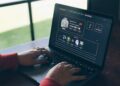 Laptop met een online casinospel op het scherm