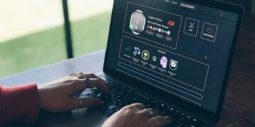 Laptop met een online casinospel op het scherm